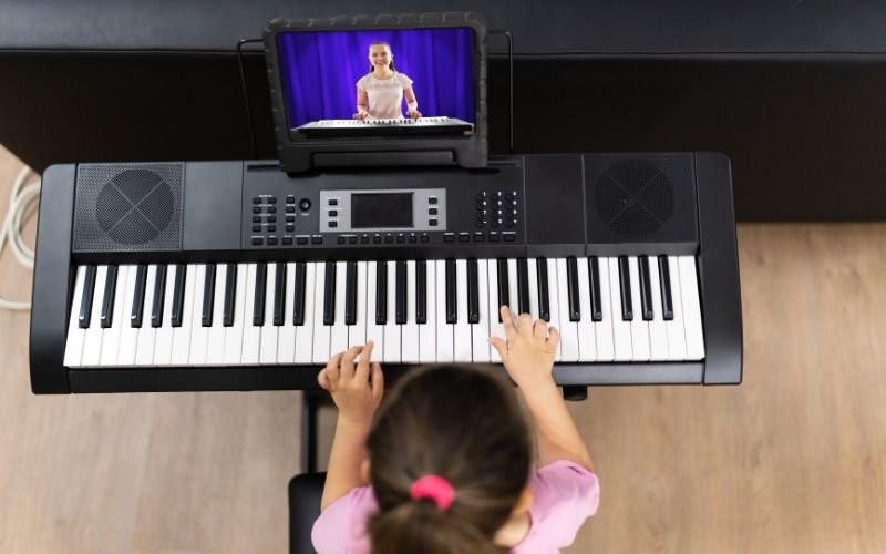 niña en clase virtual de piano niña en clase virtual de piano