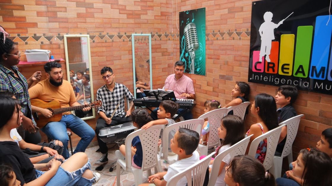 Estudiantes en clase de música en la escuela Creamos de Villavicencio