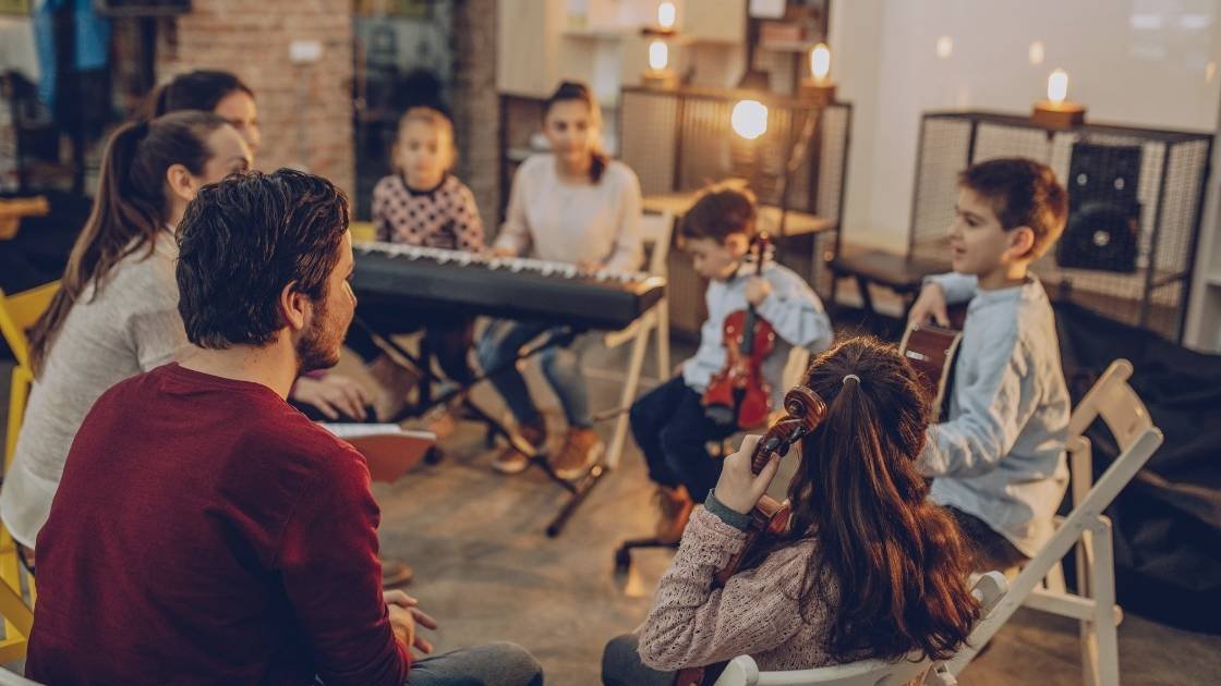 niños y jóvenes en clase de música