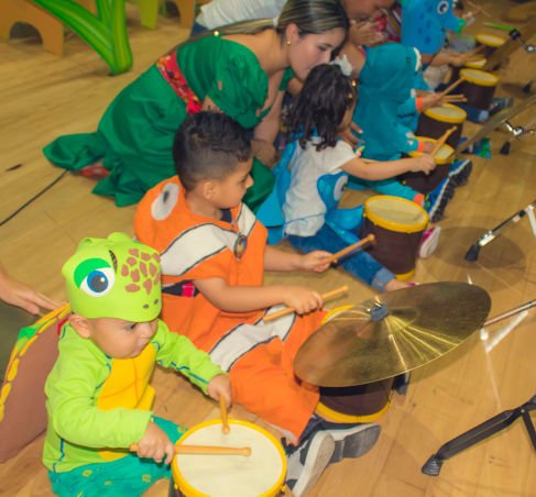niños con instrumentos musicales