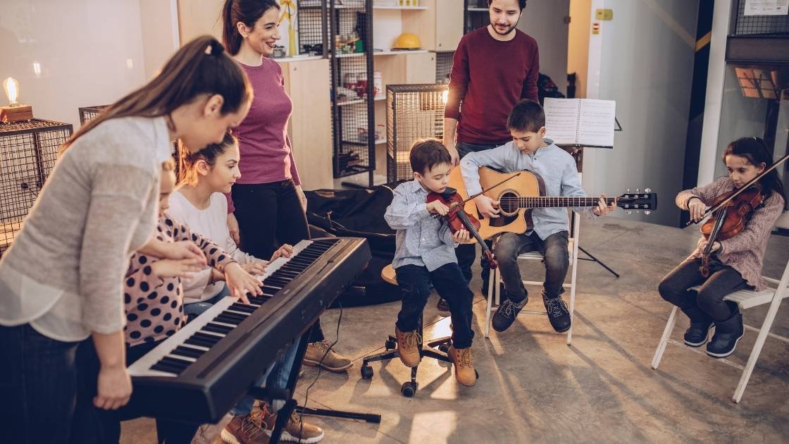 Niños en clases de música 