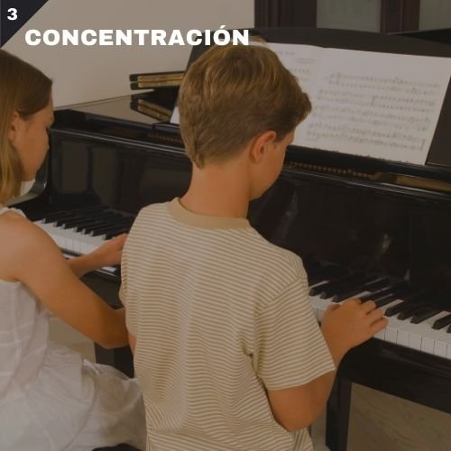 Niños tocando un piano