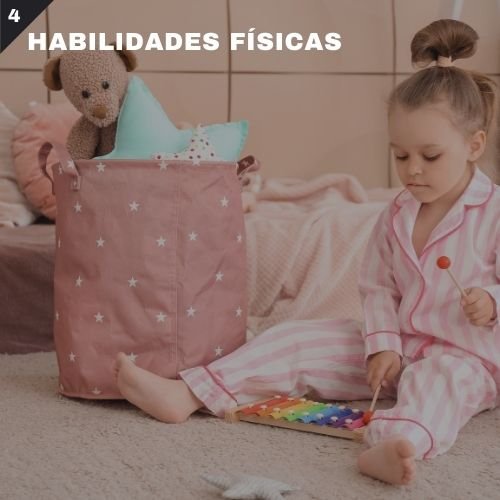 niña tocando un xilófono