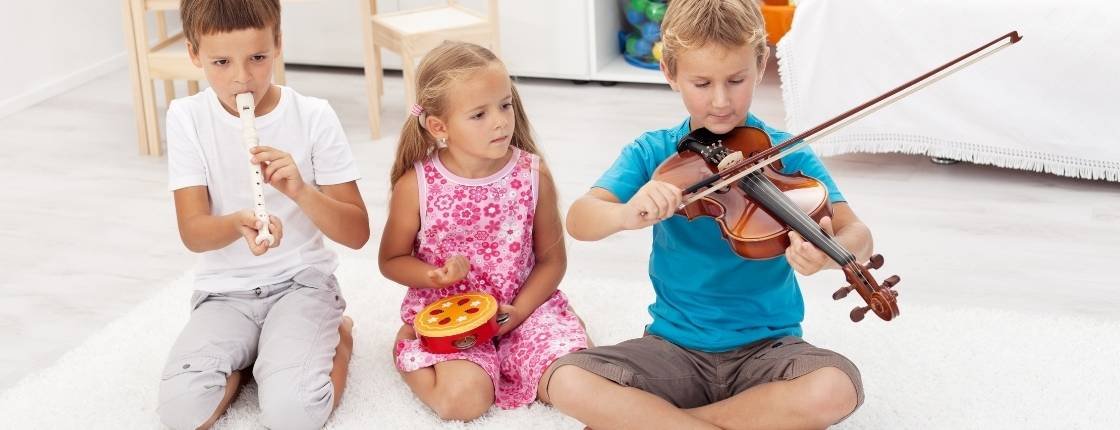 niños interactuando con instrumentos musicales
