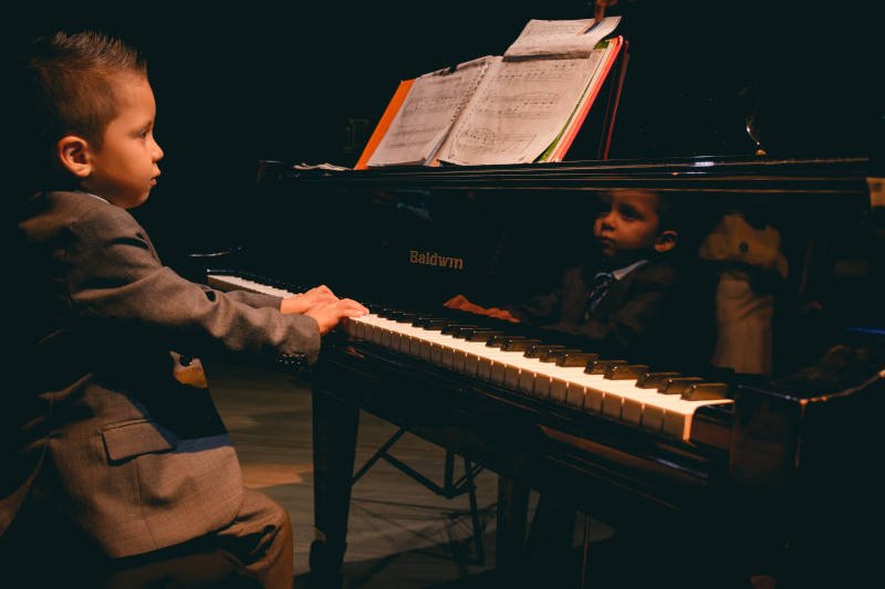 Estudiante de piano en concierto Creamos